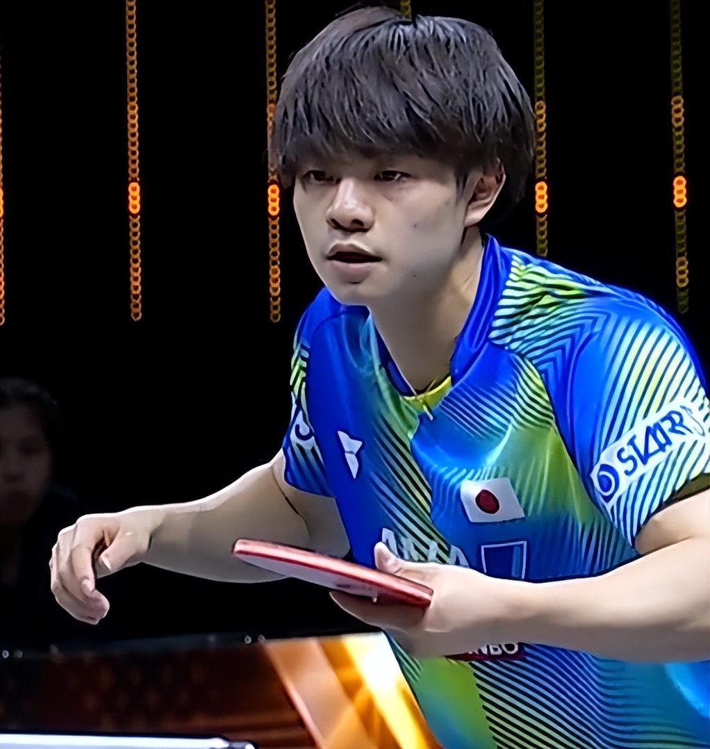 九游体育-曼联门将奥纳纳出击撞倒卡拉季奇