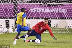 九游体育官网-北京一球迷比赛中冲入球场拥抱梅西