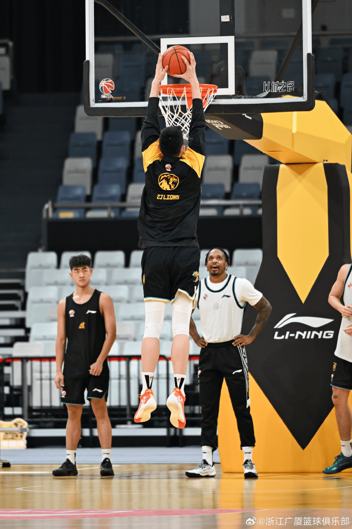 九游体育APP-重磅！广厦男篮战术微调备战中超里尔单刀错失备战NBA总决赛，今夜广厦男篮备战意大利杯