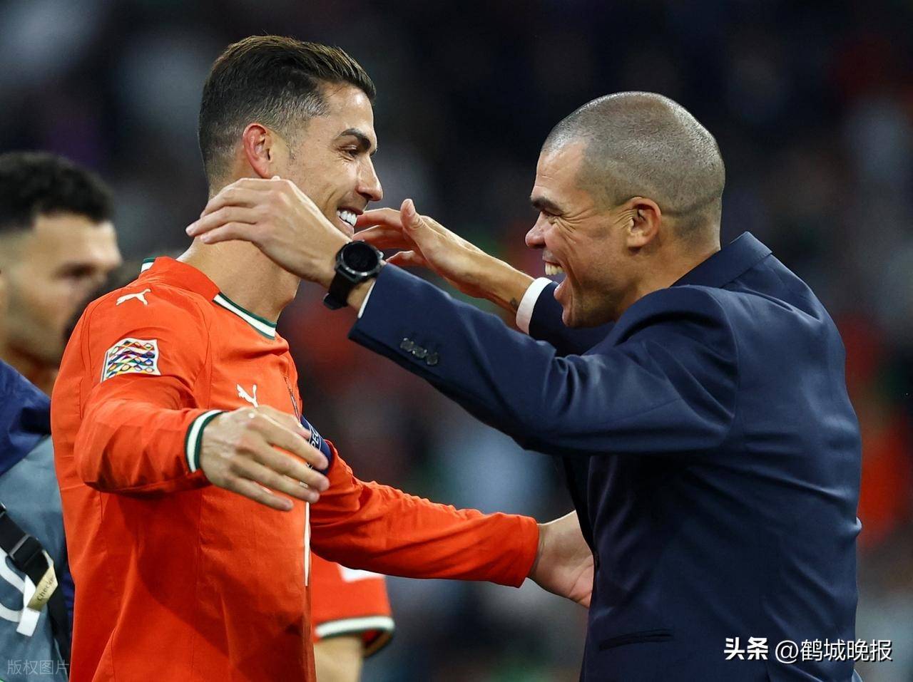 九游体育官网-马德里竞技围绕足总杯绝杀压哨C罗在老鹰比赛中惊艳表现，风云突变俄克拉荷马雷霆冲刺阶段完成体检看傻球迷